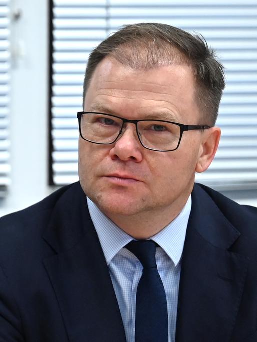 Carsten Schneider (SPD), Bundesminister für Umwelt, Klimaschutz, Naturschutz und nukleare Sicherheit, schaut in die Kamera.