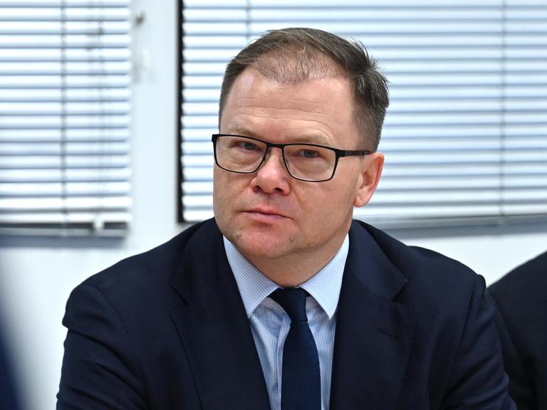 Carsten Schneider (SPD), Bundesminister für Umwelt, Klimaschutz, Naturschutz und nukleare Sicherheit, schaut in die Kamera.