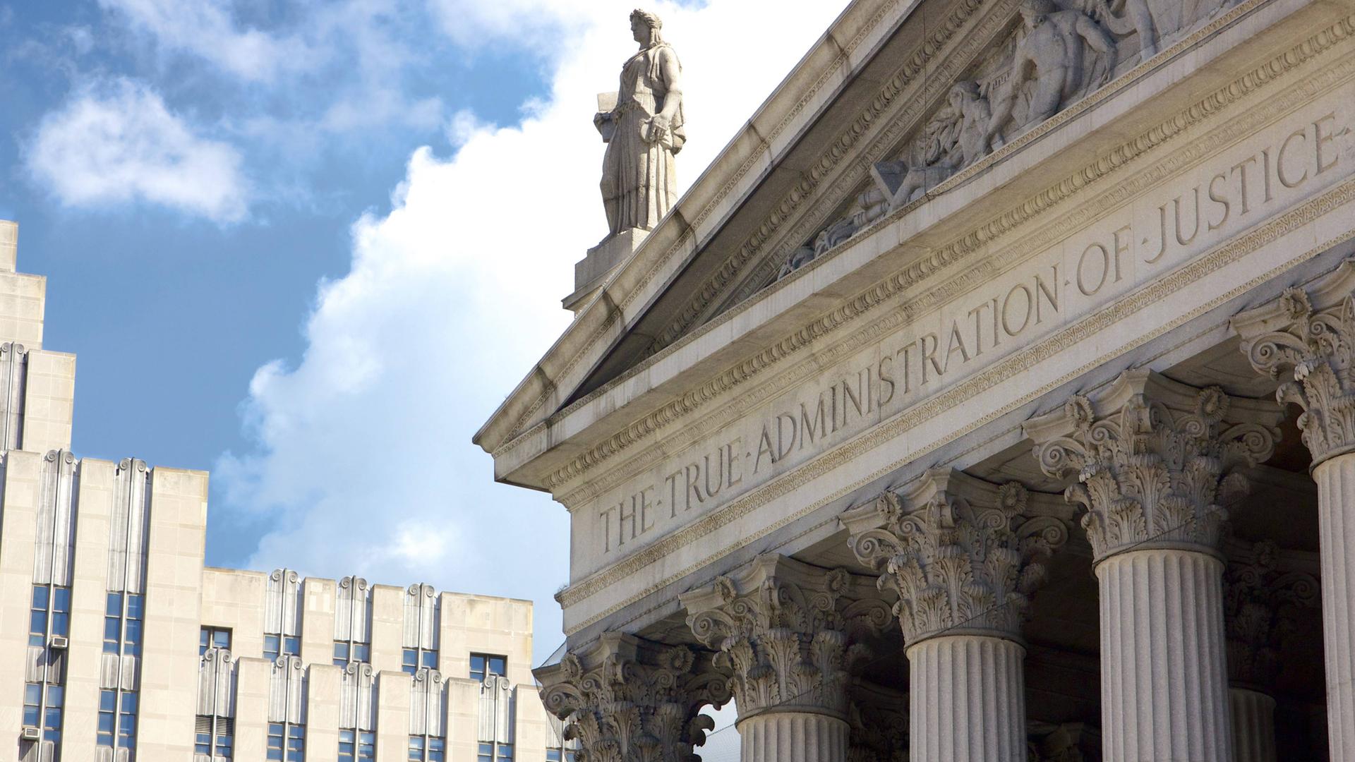 Gebäude des Obersten Gerichtshofs des US-Bundesstaates New York in Lower Manhattan mit der Aufschrift The True Administration of Justice an seiner Fassade in New York.