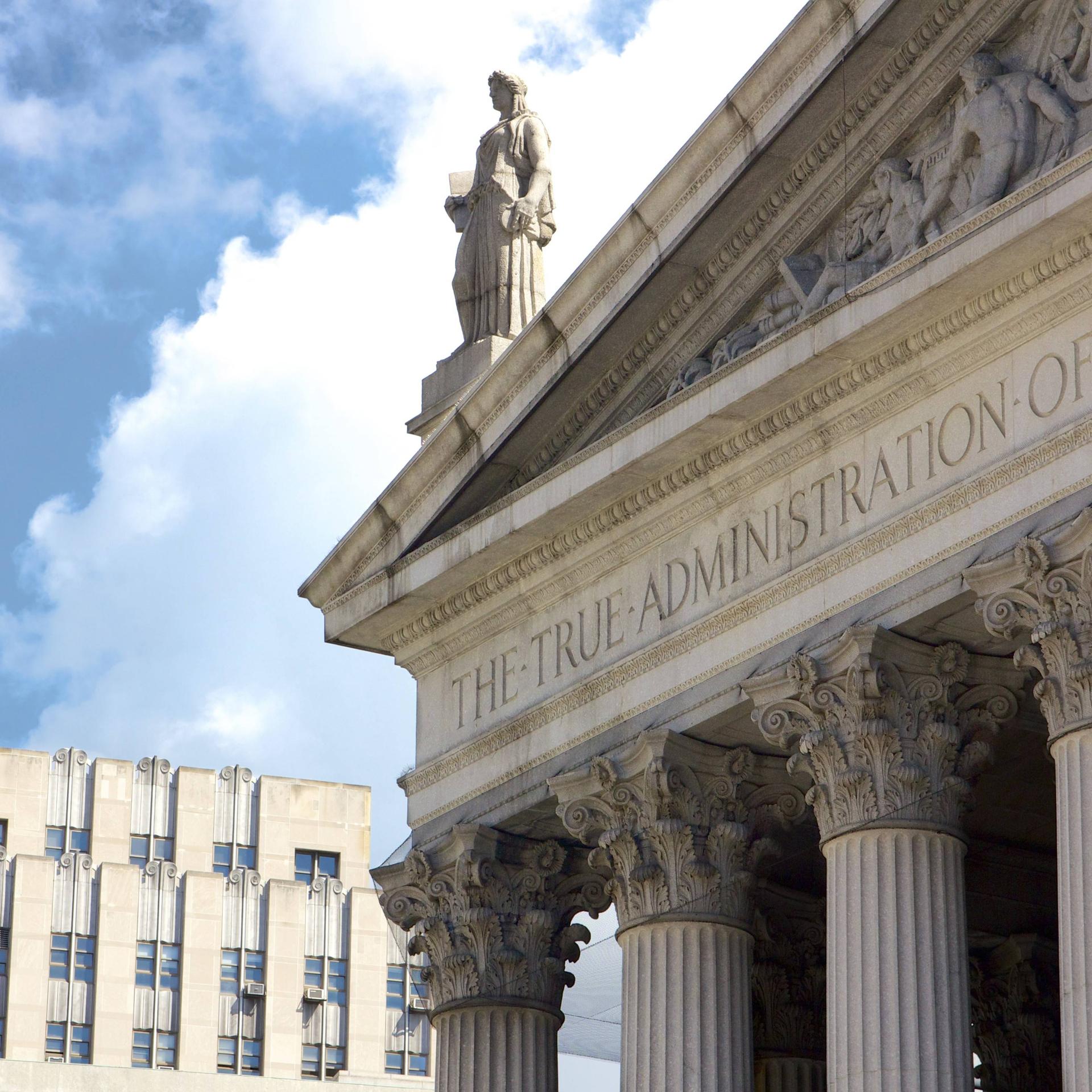 Gebäude des Obersten Gerichtshofs des Bundesstaates New York in Lower Manhattan mit der Aufschrift The True Administration of Justice an seiner Fassade in New York, NY, USA 