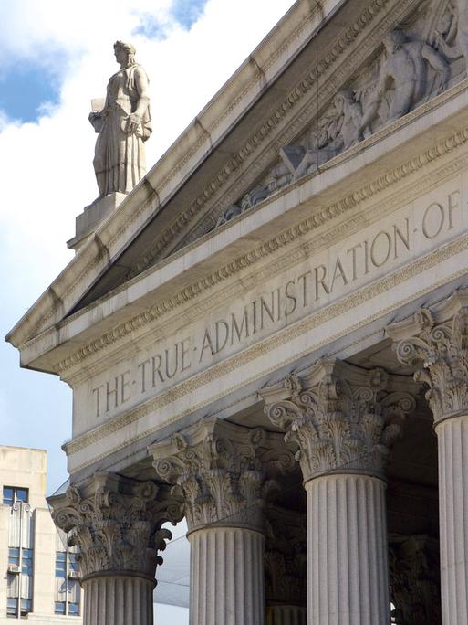 Gebäude des Obersten Gerichtshofs des US-Bundesstaates New York in Lower Manhattan mit der Aufschrift The True Administration of Justice an seiner Fassade in New York.