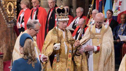 König Charles III. (M) steht in der Westminster Abbey und trägt die Edwardskrone auf dem Kopf.