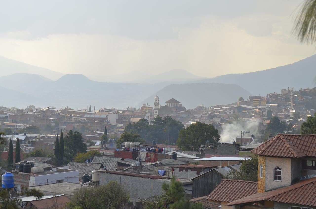 Panoramablick mit Häusern und Straßen auf die Stadt Cherán.