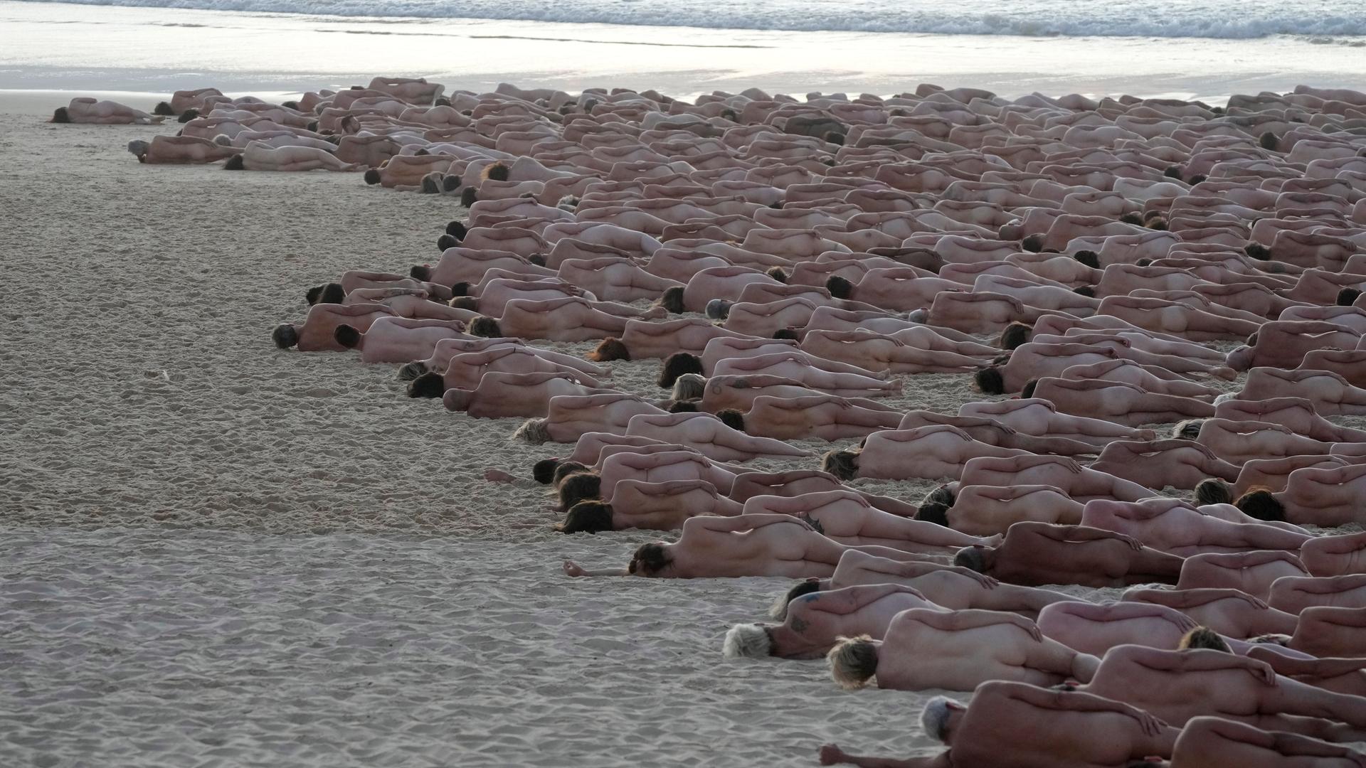 Nackte Menschen liegen am Strand. Nackte Menschen liegen am Strand.