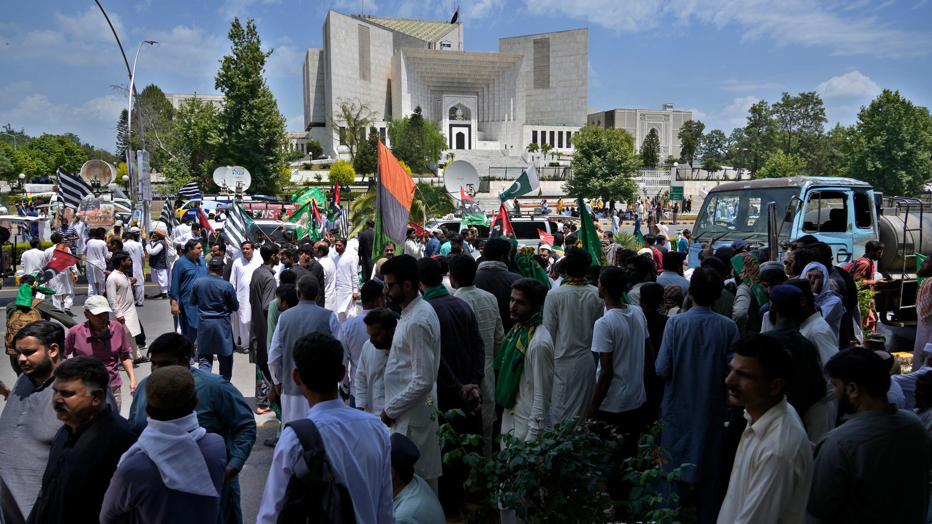 Anhänger der Pakistanischen Demokratischen Bewegung, versammeln sich, um an einer Kundgebung teilzunehmen.