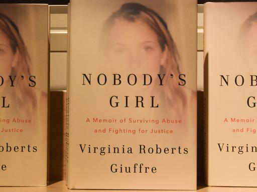 Virginia Giuffres posthume Memoiren "Nobody's Girl" stehen auf einem Verkaufstisch in einer Buchhandlung im Zentrum Londons
