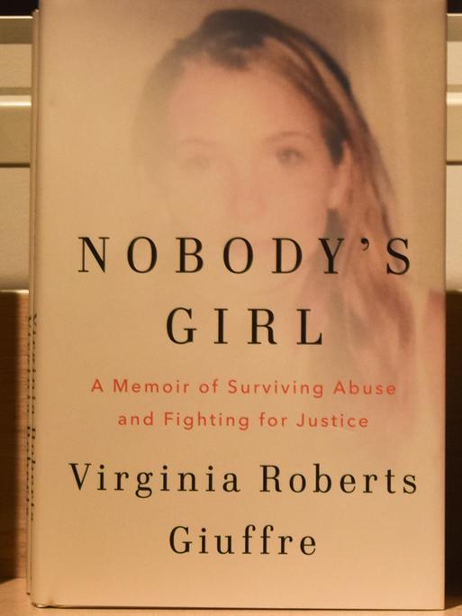 Virginia Giuffres posthume Memoiren "Nobody's Girl" stehen auf einem Verkaufstisch in einer Buchhandlung im Zentrum Londons
