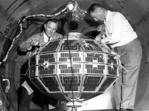 Kanadische Ingenieure arbeiten am Satelliten Alouette-1