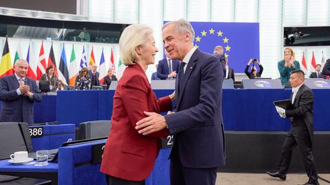 Der kanadische Premierminister Mark Carney begrüßt die Präsidentin der Europäischen Kommission, Ursula von der Leyen, nachdem er am 17. September 2026, im Plenarsaal des Europäischen Parlaments in Straßburg eine Rede gehalten hat.