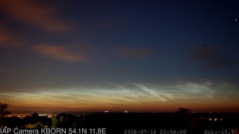 Leuchtende Nachtwolken über der Ostsee, aufgenommen von einer Webcam.