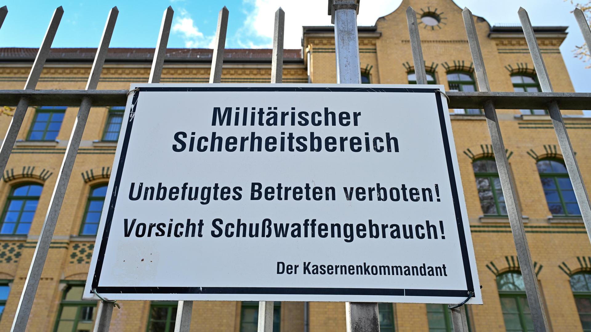 "Militärischer Sicherheitsbereich - Unbefugtes Betreten verboten! Vorsicht Schußwaffengebrauch! Der Kasernenkommandant" steht auf einem Hinweisschild an einer Bundeswehrkaserne im Norden von Leipzig.