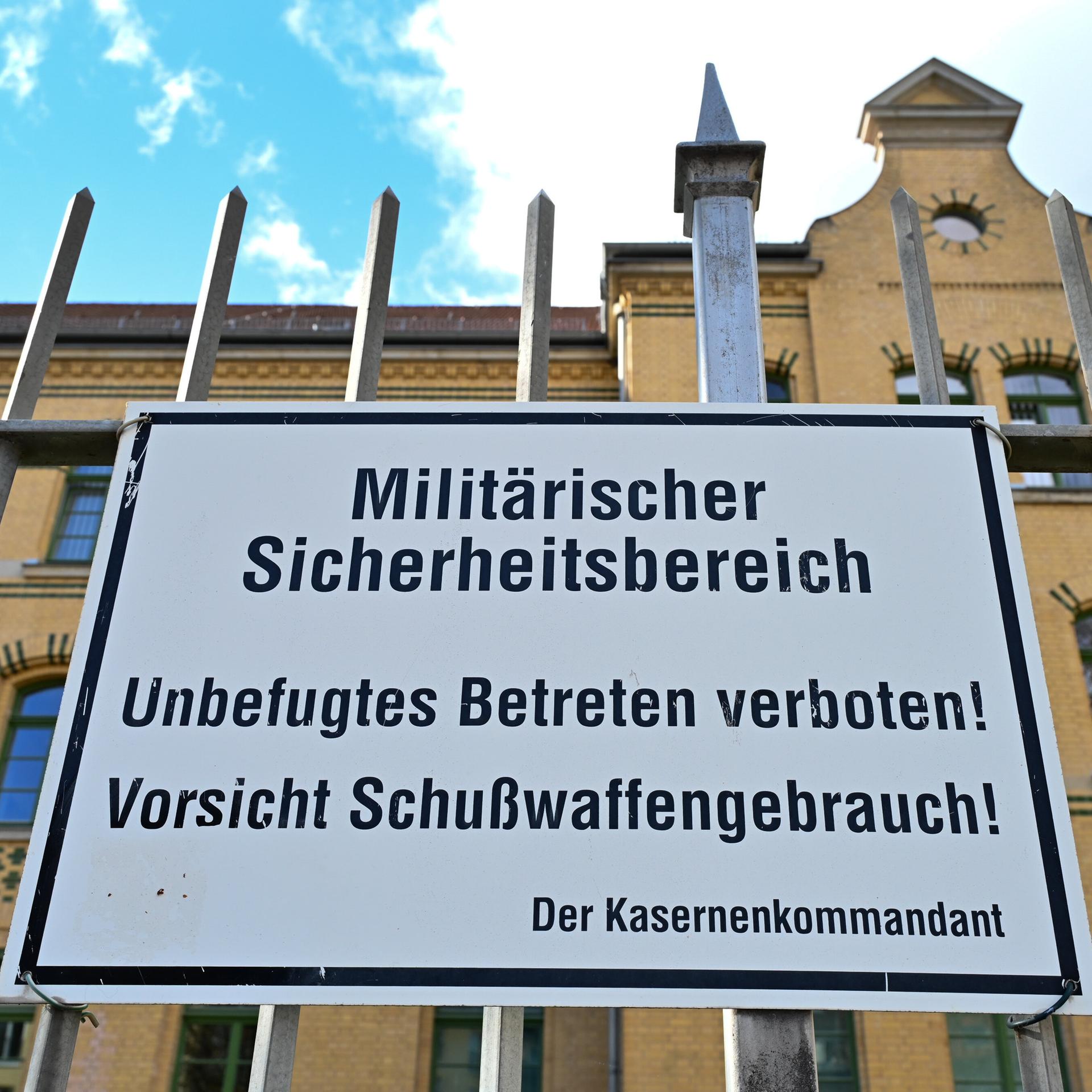 "Militärischer Sicherheitsbereich - Unbefugtes Betreten verboten! Vorsicht Schußwaffengebrauch! Der Kasernenkommandant" steht auf einem Hinweisschild an einer Bundeswehrkaserne im Norden von Leipzig.