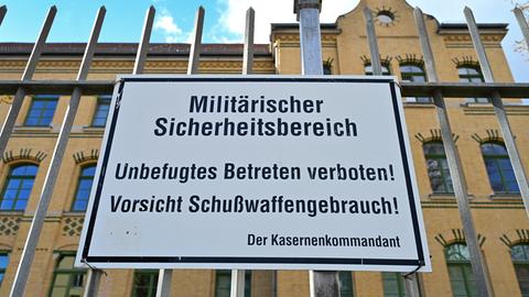 "Militärischer Sicherheitsbereich - Unbefugtes Betreten verboten! Vorsicht Schußwaffengebrauch! Der Kasernenkommandant" steht auf einem Hinweisschild an einer Bundeswehrkaserne im Norden von Leipzig.