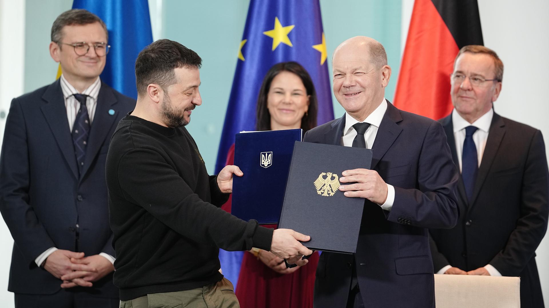 Berlin: Bundeskanzler Olaf Scholz und Wolodymyr Selenskyj, Präsident der Ukraine, unterzeichnen im Bundeskanzleramt ein langfristiges Sicherheitsabkommen beider Länder.