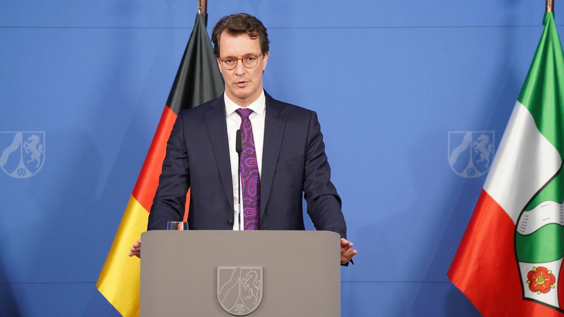 NRW Ministerpräsident Hendrik Wüst im Portrait bei der Pressekonferenz im Nachgang der Kabinettssitzung der NRW Landesregierung NRW Ministerpräsident Hendrik Wüst im Portrait bei der Pressekonferenz im Nachgang der Kabinettssitzung der NRW Landesregierung