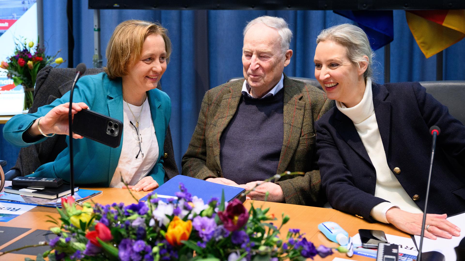 Beatrix von Storch (l-r), Alexander Gauland, und Alice Weidel, Bundesvorsitzende der AfD, sitzen zu Beginn der konstituierenden Sitzung der AfD-Fraktion im Deutschen Bundestag. Nach der Bundestagswahl kommen die Bundestagsfraktionen zu Sitzungen zusammen.