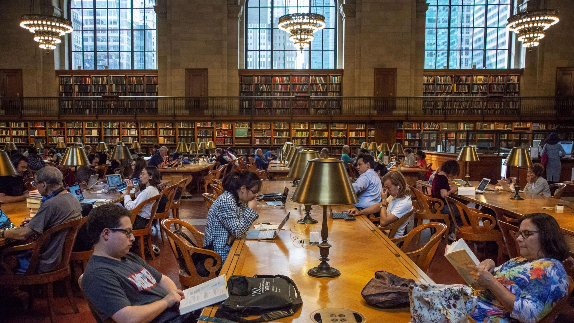 Der Lesesaal in der New York Public Library mit zahlreichen Nutzern der wichtigen US-Bilbliothek. Der Lesesaal in der New York Public Library mit zahlreichen Nutzern der wichtigen US-Bilbliothek.