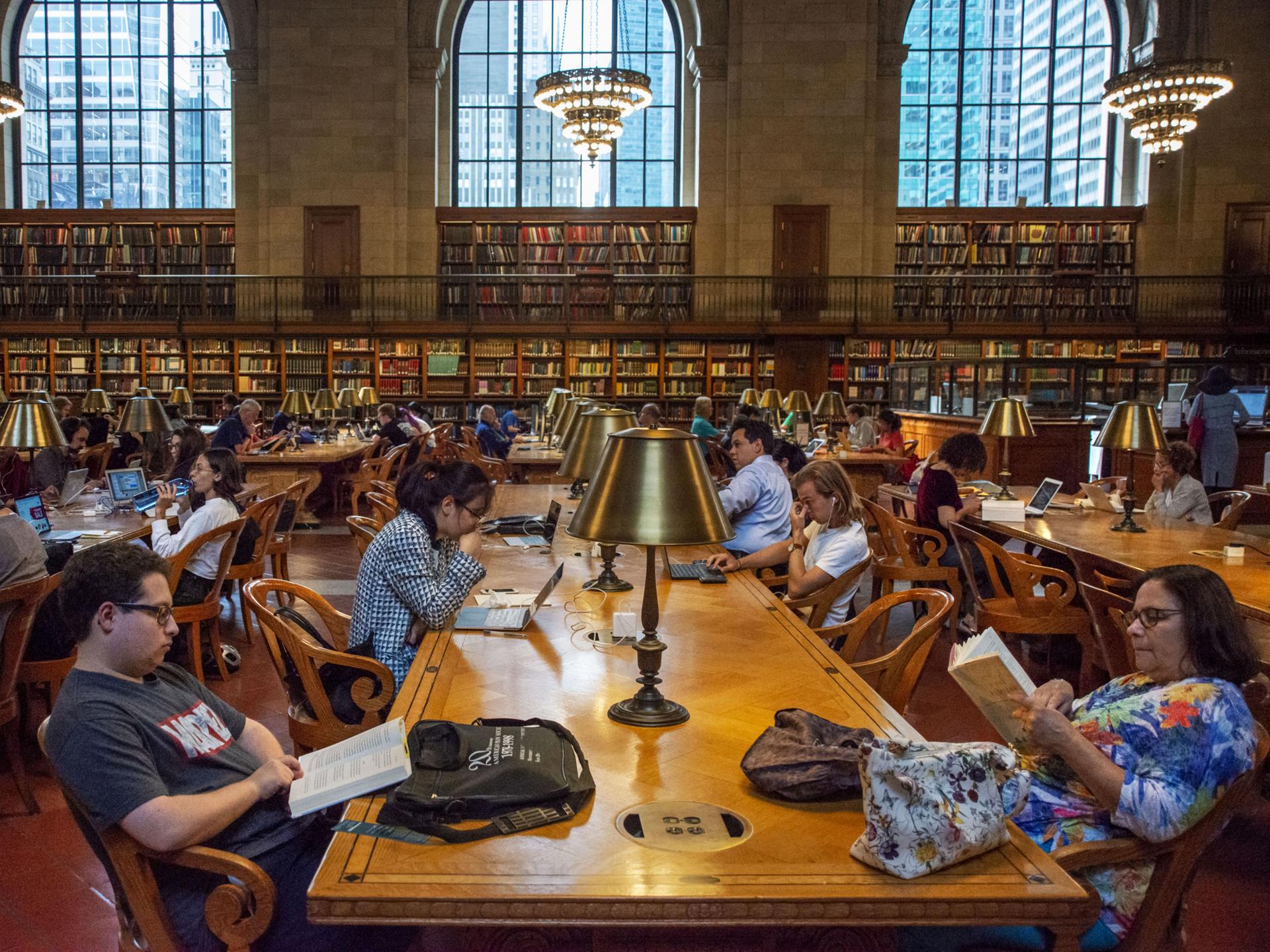 Der Lesesaal in der New York Public Library mit zahlreichen Nutzern der wichtigen US-Bilbliothek.  