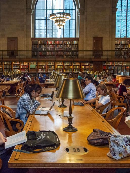Der Lesesaal in der New York Public Library mit zahlreichen Nutzern der wichtigen US-Bilbliothek.  