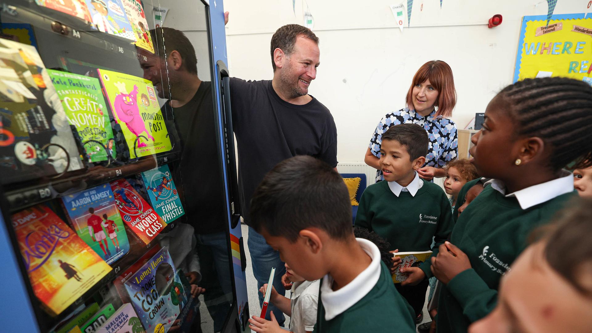Die Kinderbuch-Bestseller-Autoren Dan Freedman und Kate Pankhurst im Kreise ihrer jungen Leser.