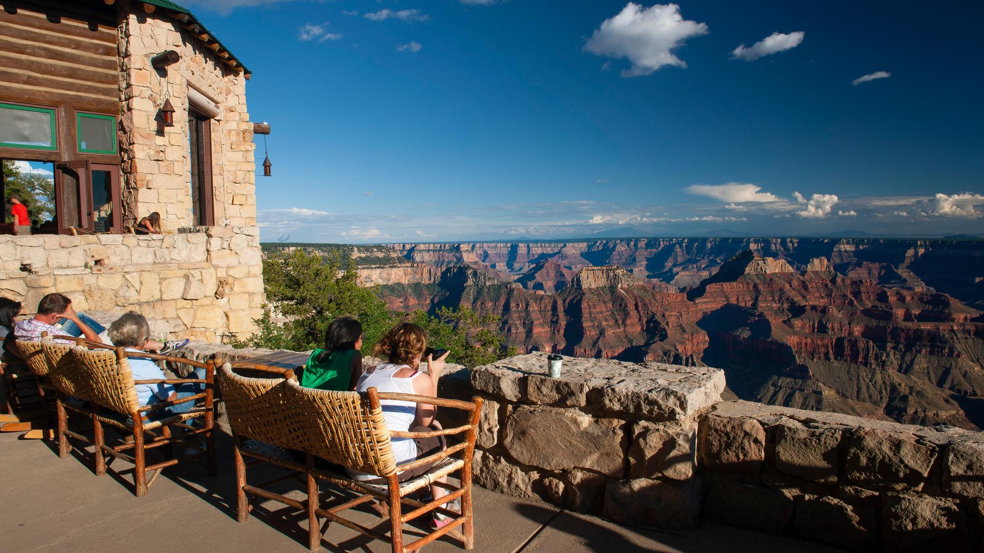 Gäste der Lodge beobachten Sonnenuntergang über dem Grand Canyon.