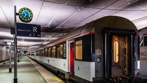 Der Nachtzug der Verbindung Paris-Nizza des SNCF steht im Gare d'Austerlitz von Paris am 20.05.2021.