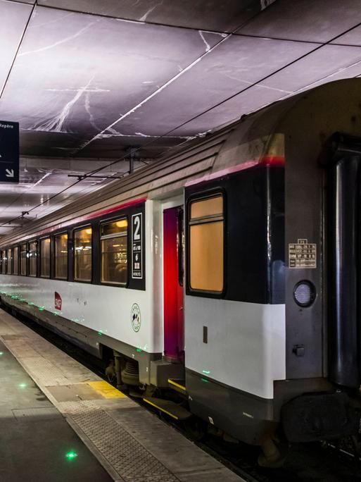 Der Nachtzug der Verbindung Paris-Nizza des SNCF steht im Gare d'Austerlitz von Paris am 20.05.2021.