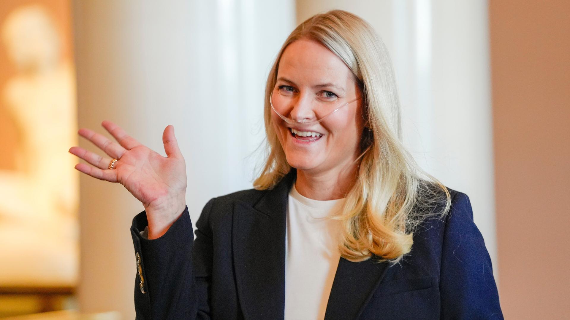 Das Foto zeigt die norwegische Kron-Prinzessin Mette-Marit. Sie trägt ein Sauerstoffgerät.