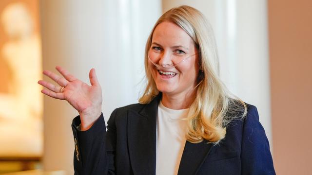 Das Foto zeigt die norwegische Kron-Prinzessin Mette-Marit. Sie trägt ein Sauerstoffgerät.