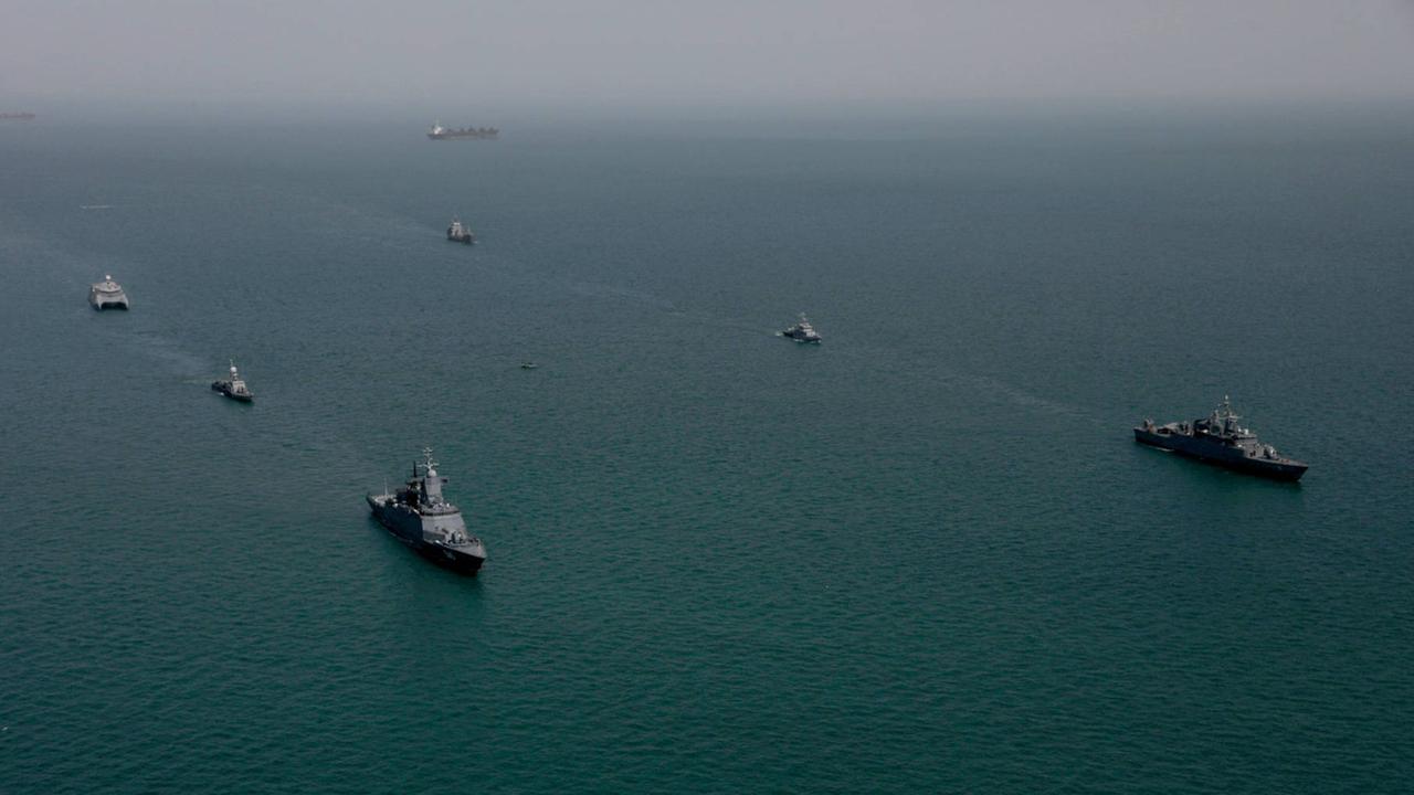 Mehrere russische und iranische Kriegschiffe