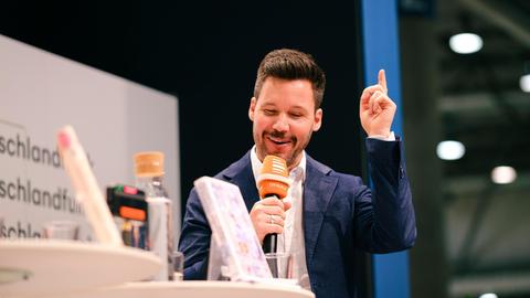 "Bücherfrühling" live auf der Bühne von Deutschlandfunk und Deutschlandfunk Kultur auf der Leipziger Buchmesse 2025