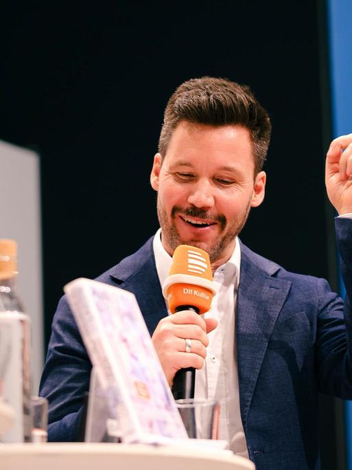 "Bücherfrühling" live auf der Bühne von Deutschlandfunk und Deutschlandfunk Kultur auf der Leipziger Buchmesse 2025