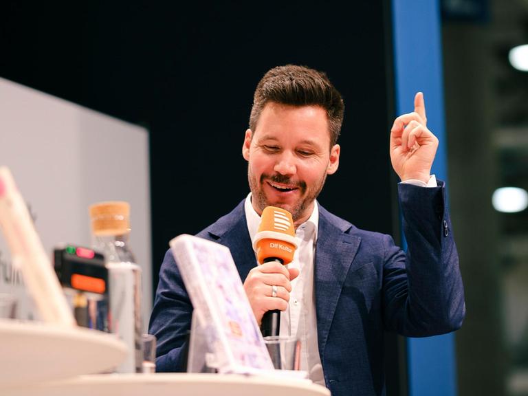 "Bücherfrühling" live auf der Bühne von Deutschlandfunk und Deutschlandfunk Kultur auf der Leipziger Buchmesse 2025