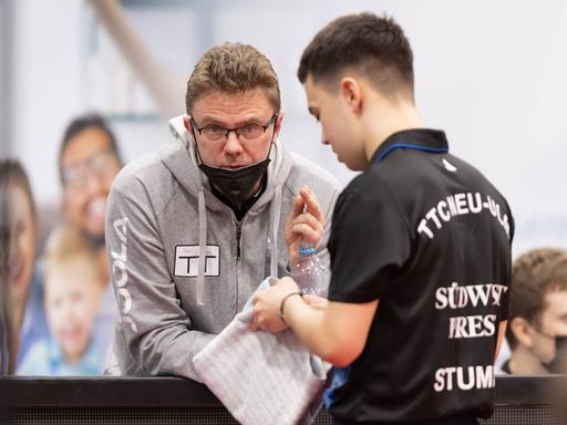Dmitrij Mazunov (r.), Trainer des TTC Neu-Ulm, coacht seinen Spieler Kay Stümper.