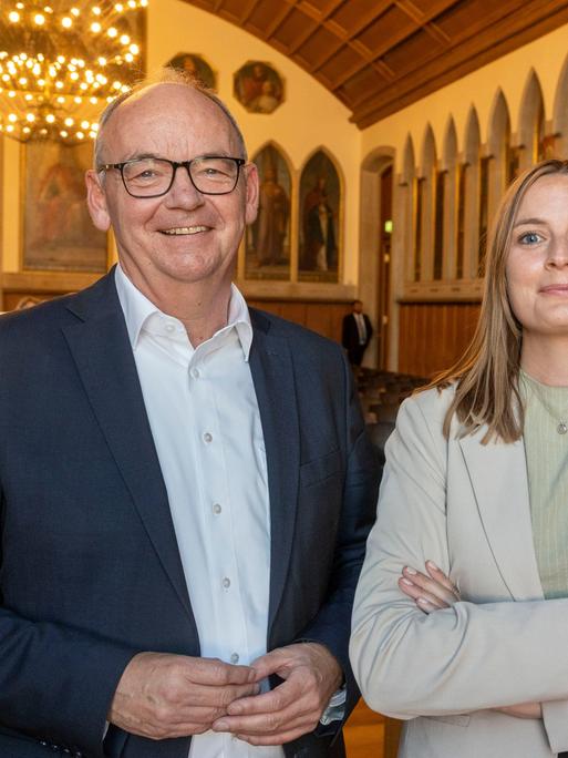 Sophie Sommer, Reporterin der "Westdeutschen Allgemeinen Zeitung", freut sich neben WAZ-Chefredakteur Andreas Tyrock über den Wächterpreis für eine Reportage über Kinderprostitution.