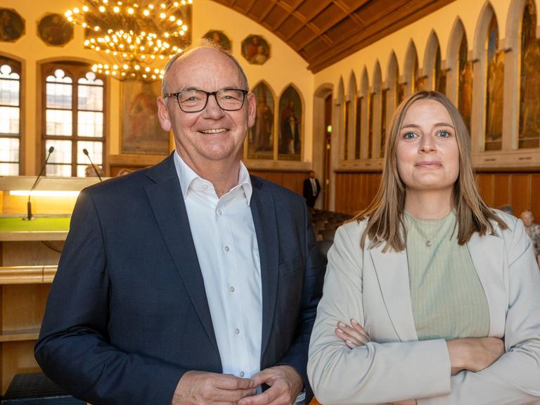 Sophie Sommer, Reporterin der "Westdeutschen Allgemeinen Zeitung", freut sich neben WAZ-Chefredakteur Andreas Tyrock über den Wächterpreis für eine Reportage über Kinderprostitution.