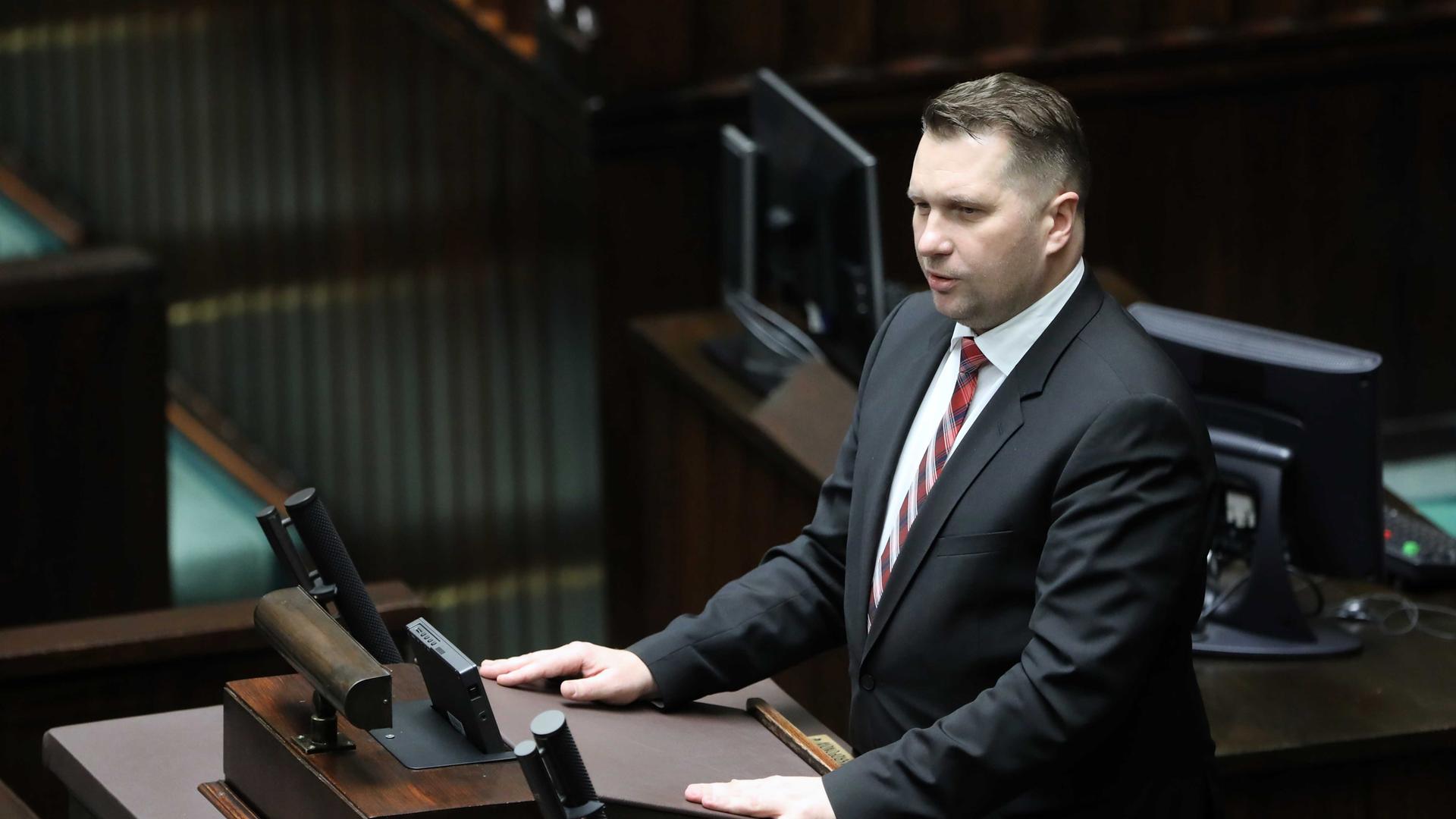 Der polnische Bildungsminister Czarnek spricht im Parlament.