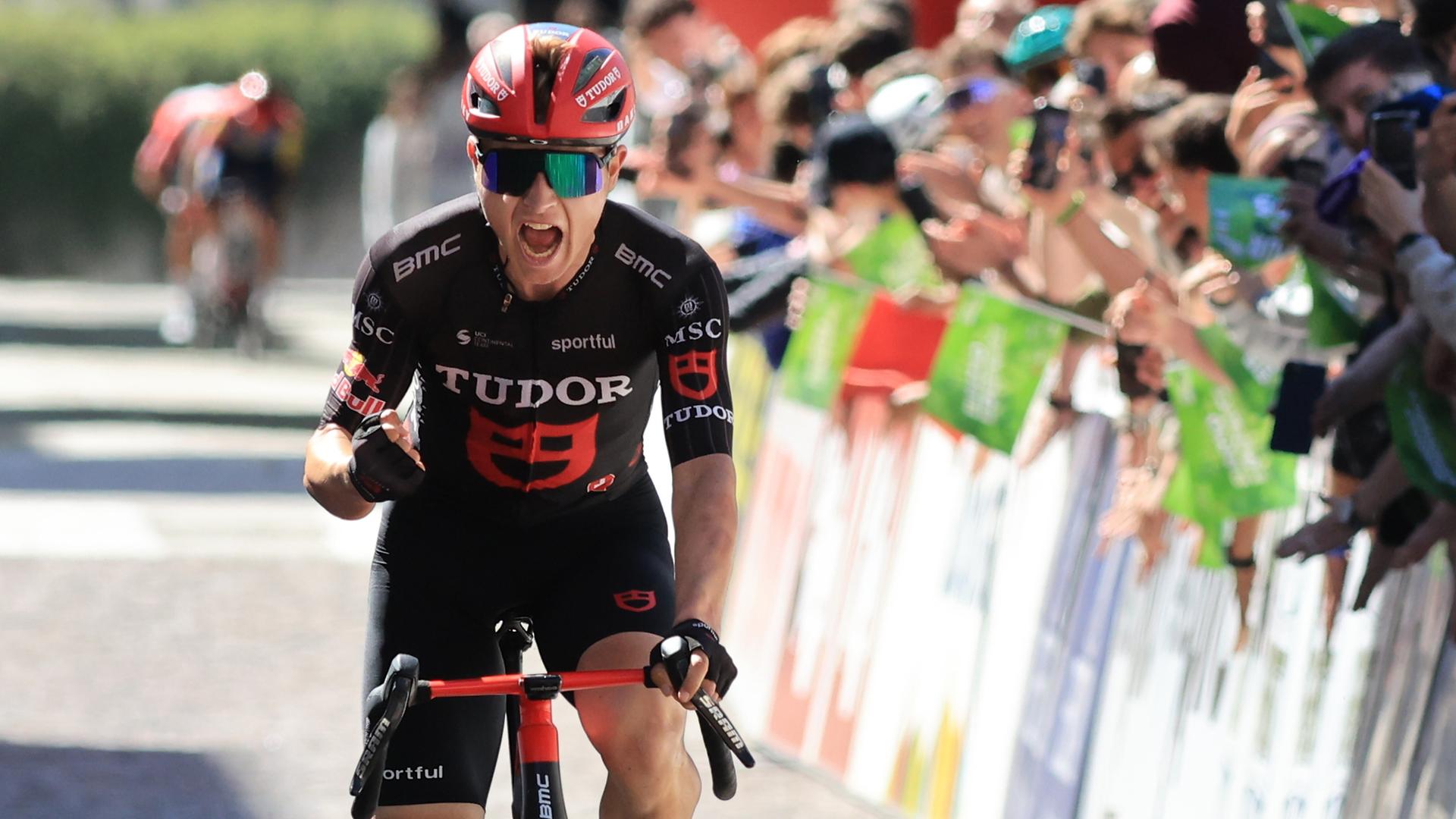 Radfahrer Lennart Jasch jubelt bei der Zieldurchfahrt.