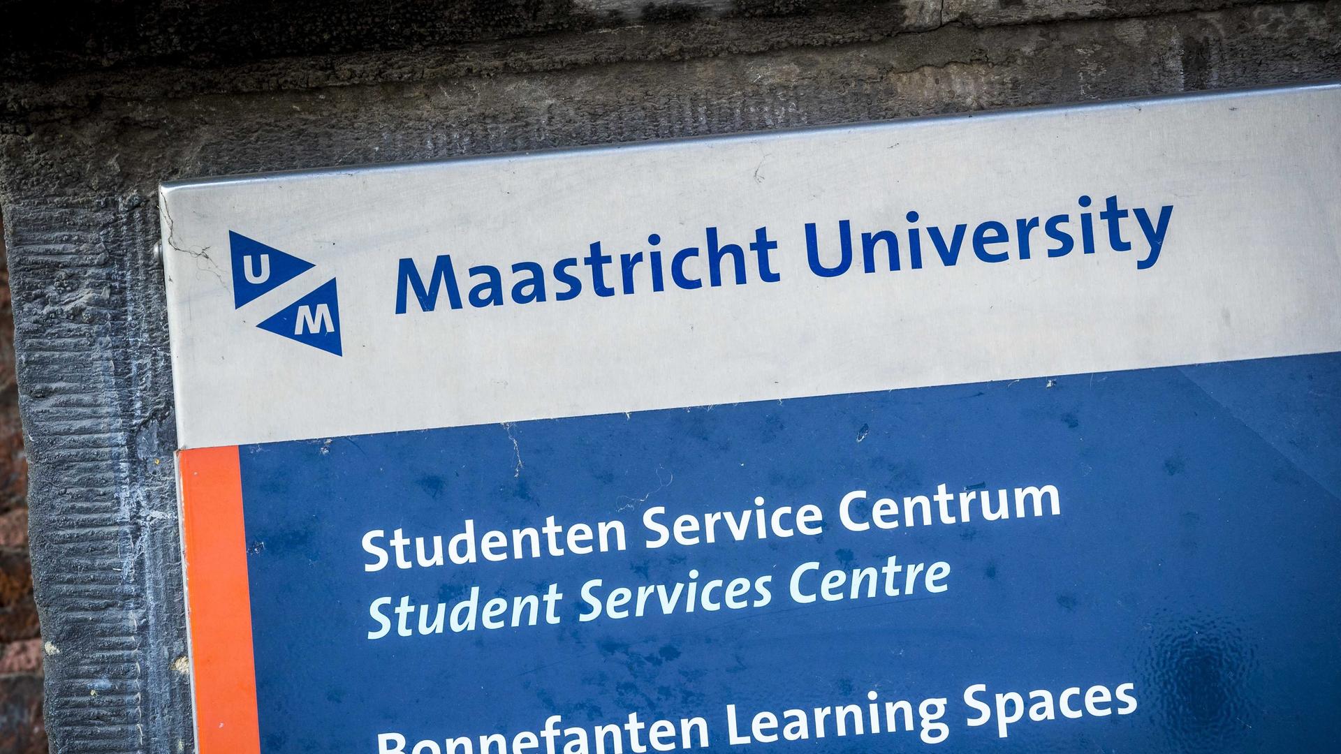 Ein Schild mit dem Logo der Universität Maastricht und dem Hinweis zum Service Center für Studierende in zwei Sprachen