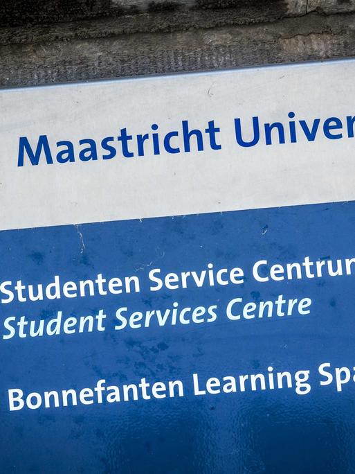 Ein Schild mit dem Logo der Universität Maastricht und dem Hinweis zum Service Center für Studierende in zwei Sprachen