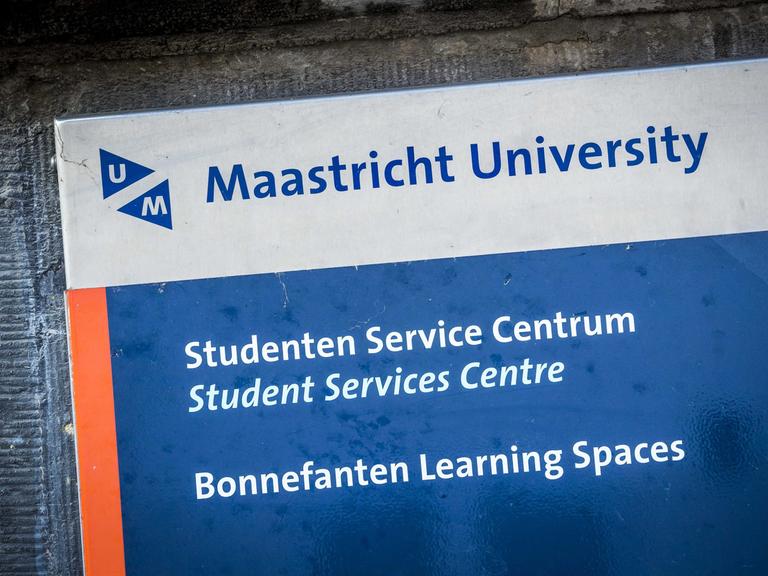 Ein Schild mit dem Logo der Universität Maastricht und dem Hinweis zum Service Center für Studierende in zwei Sprachen