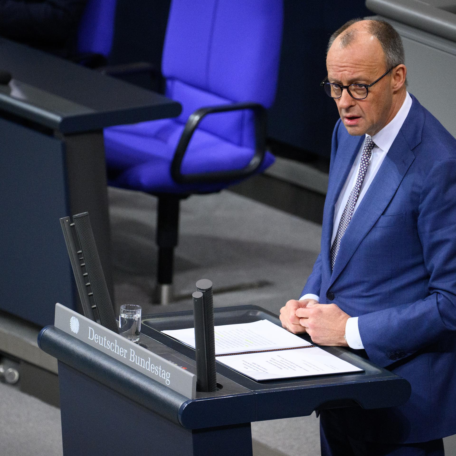Bundeskanzler Friedrich Merz (CDU) spricht im Deutschen Bundestag.