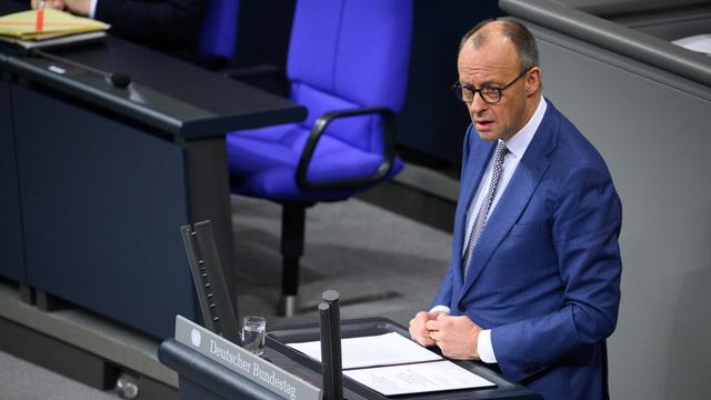 Bundeskanzler Friedrich Merz (CDU) spricht im Deutschen Bundestag.