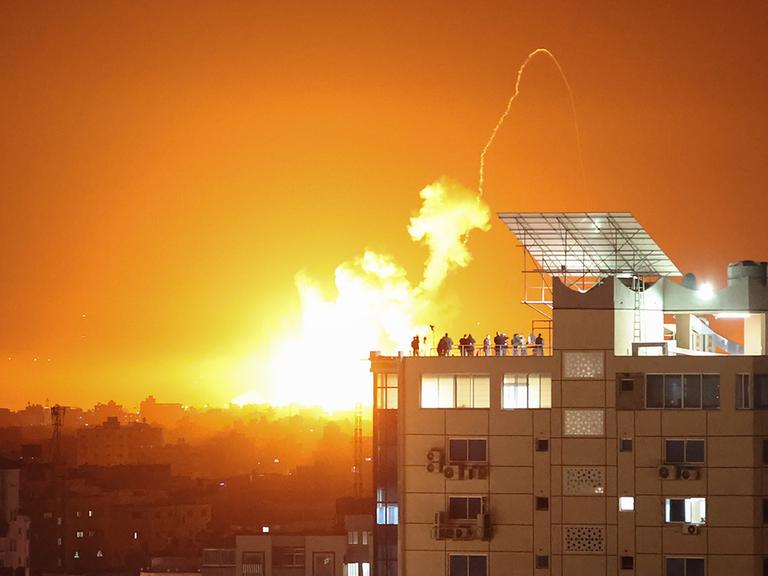 Rauch und Flammen steigen bei israelischen Luftangriffen im südlichen Gazastreifen auf.