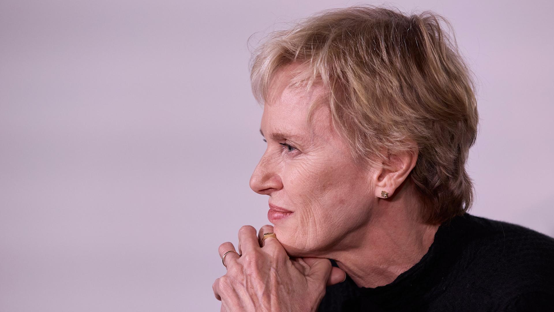 Siri Hustvedt ist bei einer Preisverleihung in Nahaufnahme im Profil zu sehen.