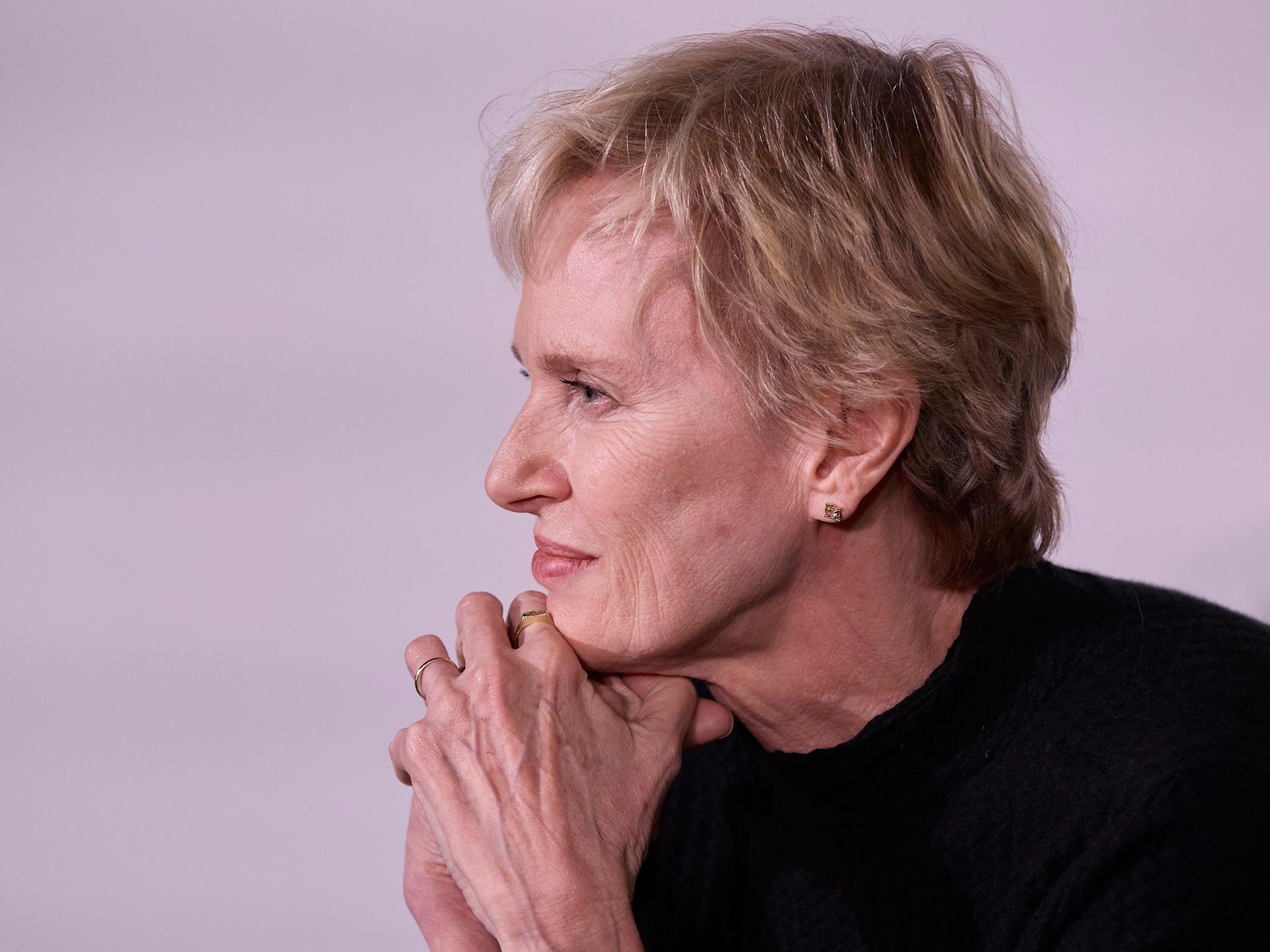 Siri Hustvedt ist bei einer Preisverleihung in Nahaufnahme im Profil zu sehen.