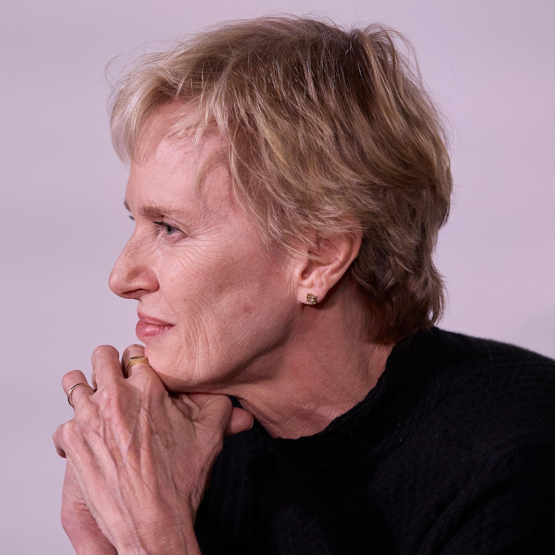 Siri Hustvedt ist bei einer Preisverleihung in Nahaufnahme im Profil zu sehen.