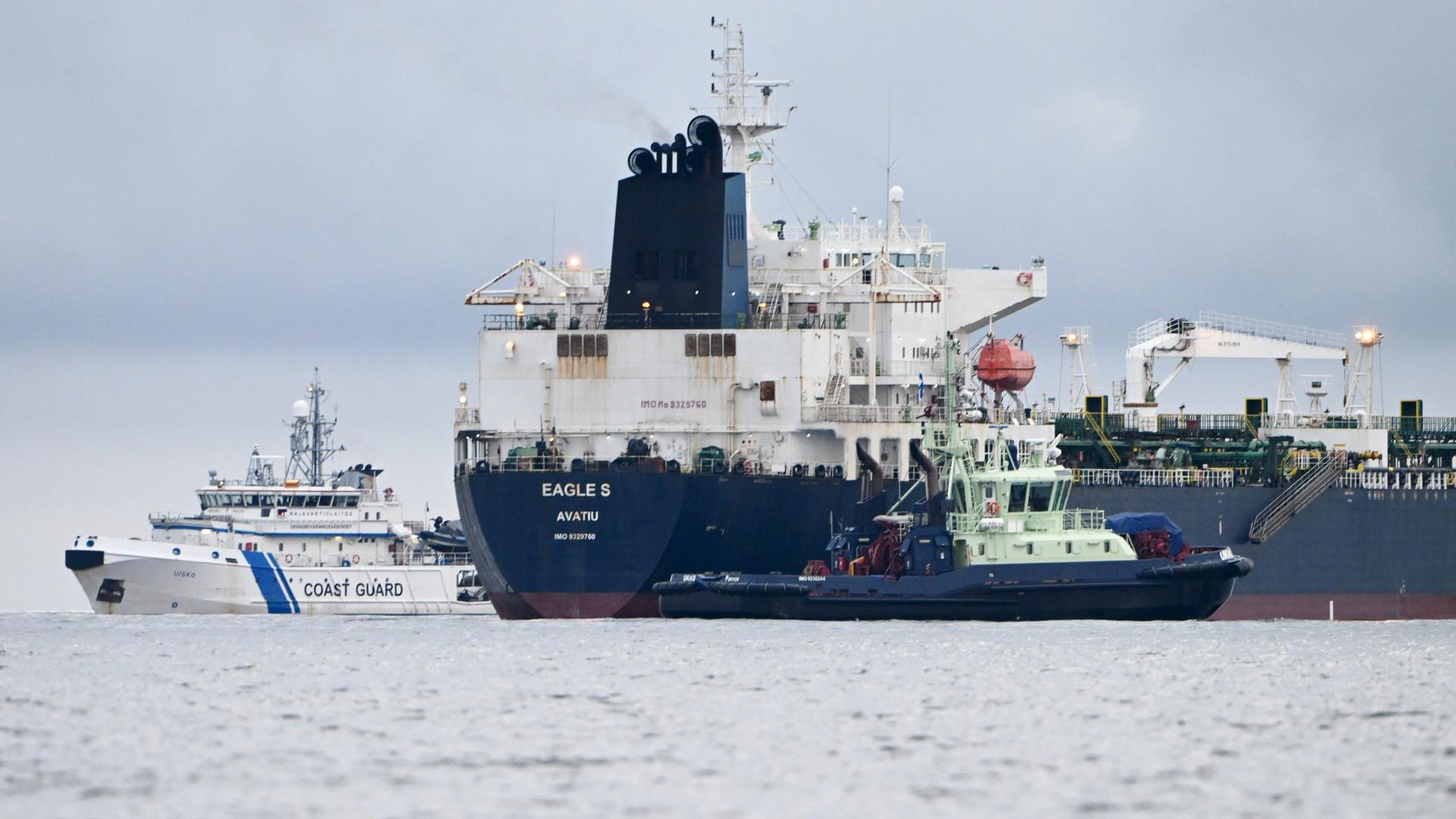 Der Öltanker "Eagle S" vor Porkkalanniemi, Kirkkonummi, im Finnischen Meerbusen neben dem finnischen Grenzschutzschiff Uisko (l) und dem Schlepper Ukko (vorne).