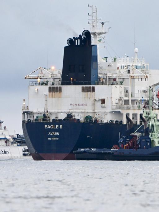 Der Öltanker "Eagle S" vor Porkkalanniemi, Kirkkonummi, im Finnischen Meerbusen neben dem finnischen Grenzschutzschiff Uisko (l) und dem Schlepper Ukko (vorne).