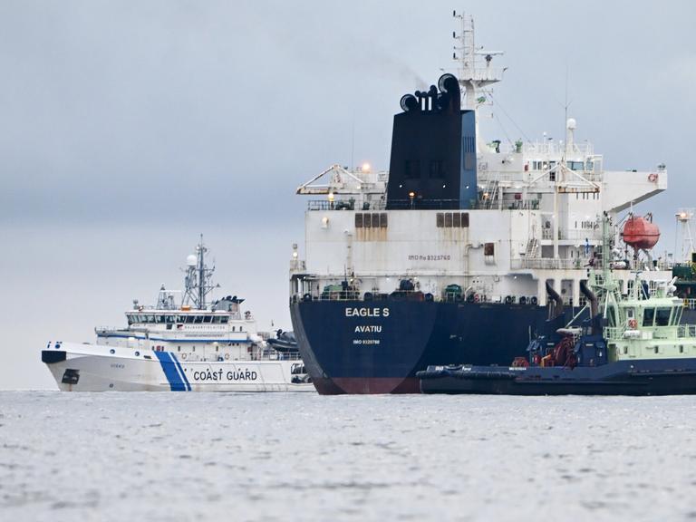 Der Öltanker "Eagle S" vor Porkkalanniemi, Kirkkonummi, im Finnischen Meerbusen neben dem finnischen Grenzschutzschiff Uisko (l) und dem Schlepper Ukko (vorne).